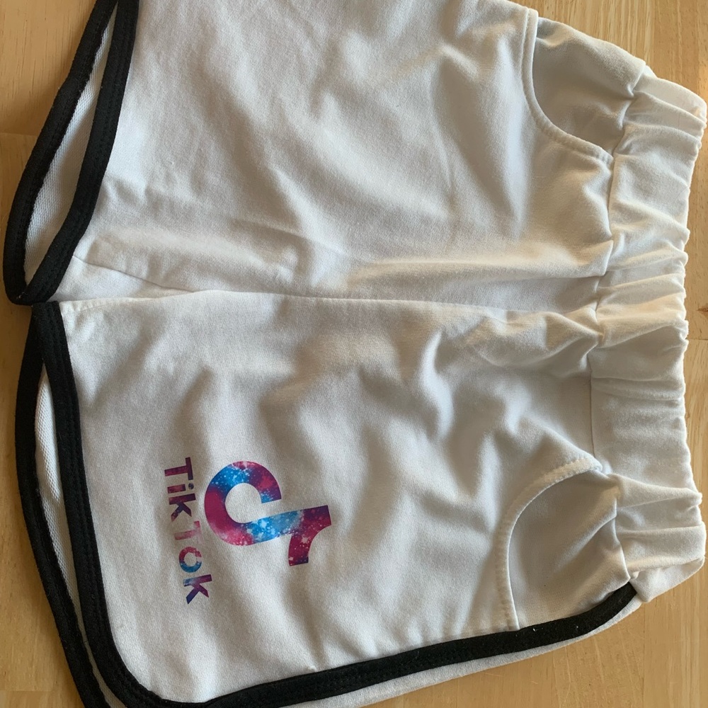 Tik Tok white pull on shorts with 2 front pockets. Womens XS